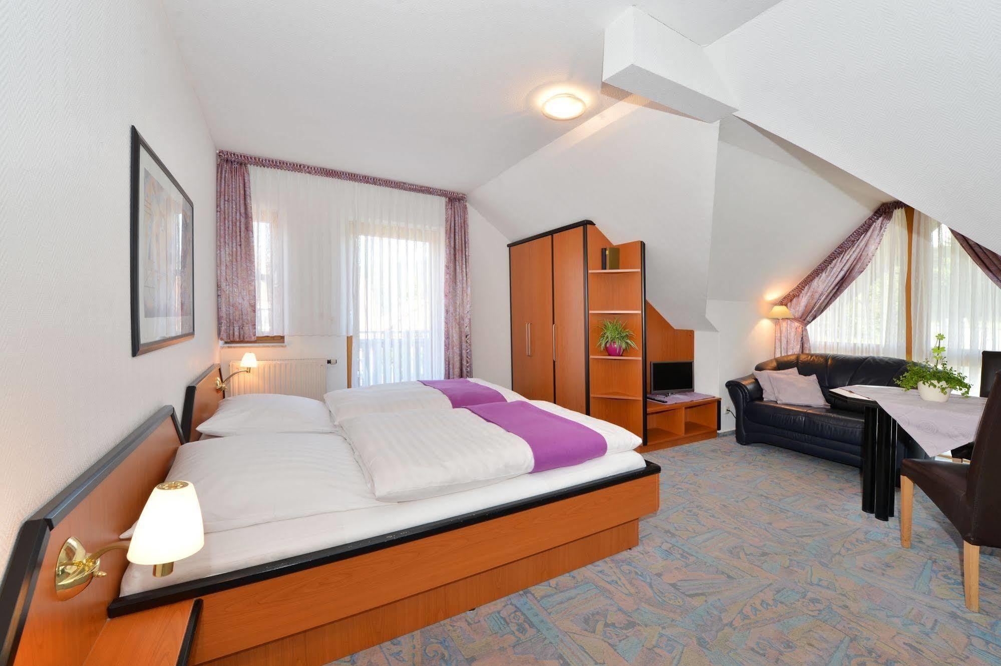 Rhoen-Hotel Sonnenhof - Restaurant & Cafe พ็อพเพินเฮาเซน ภายนอก รูปภาพ